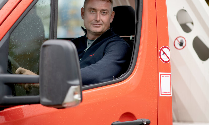 Řidič nákladního vozu a obsluha plošin